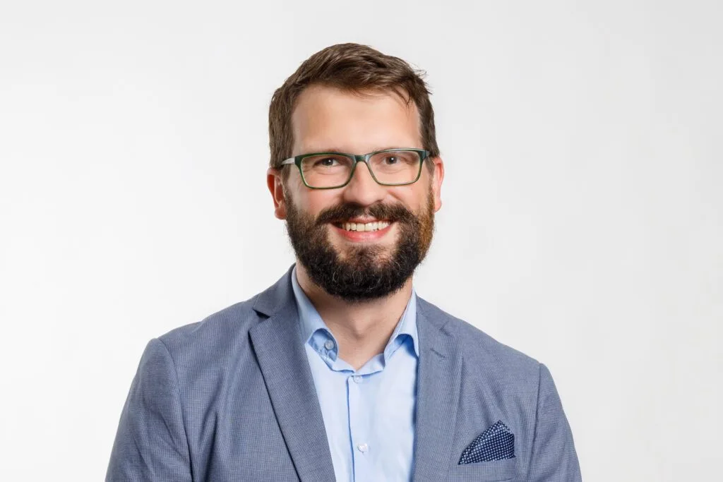 Jungpolitiker am Podium in Schulen